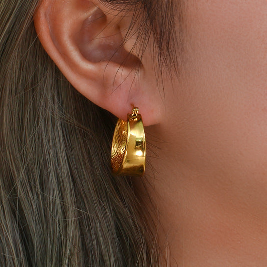 Trendy geometric pattern gold hoop earrings!